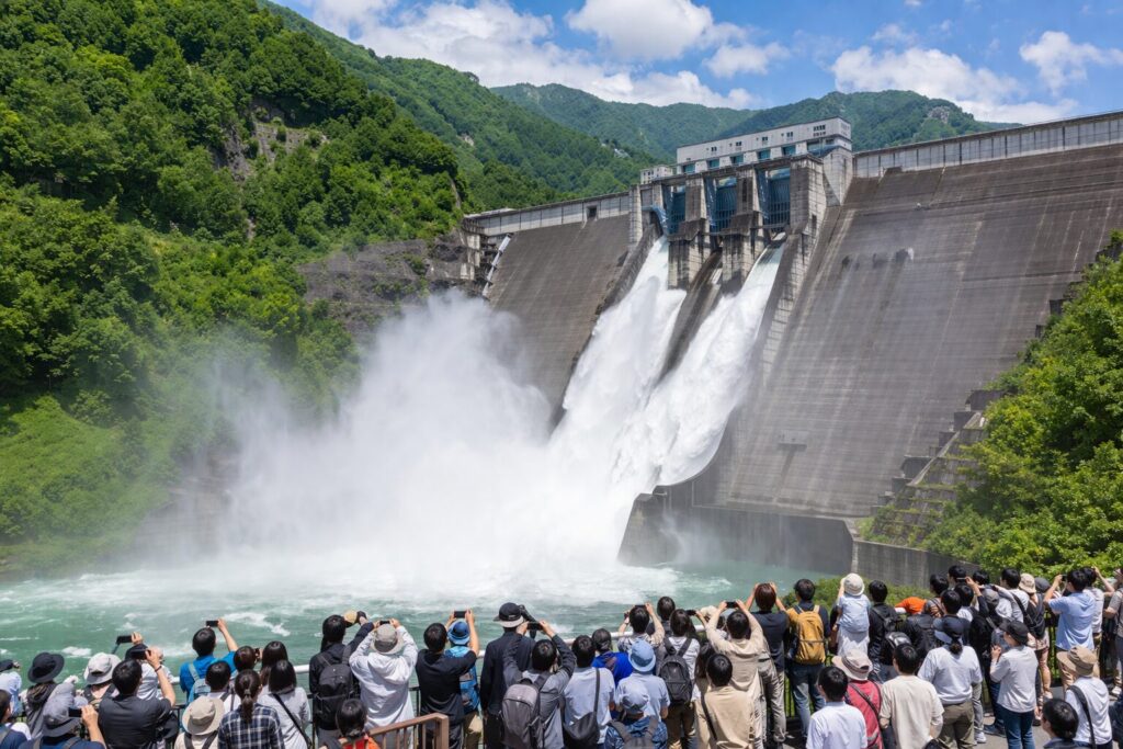 現在の画像: 矢木沢ダム大放流イベント